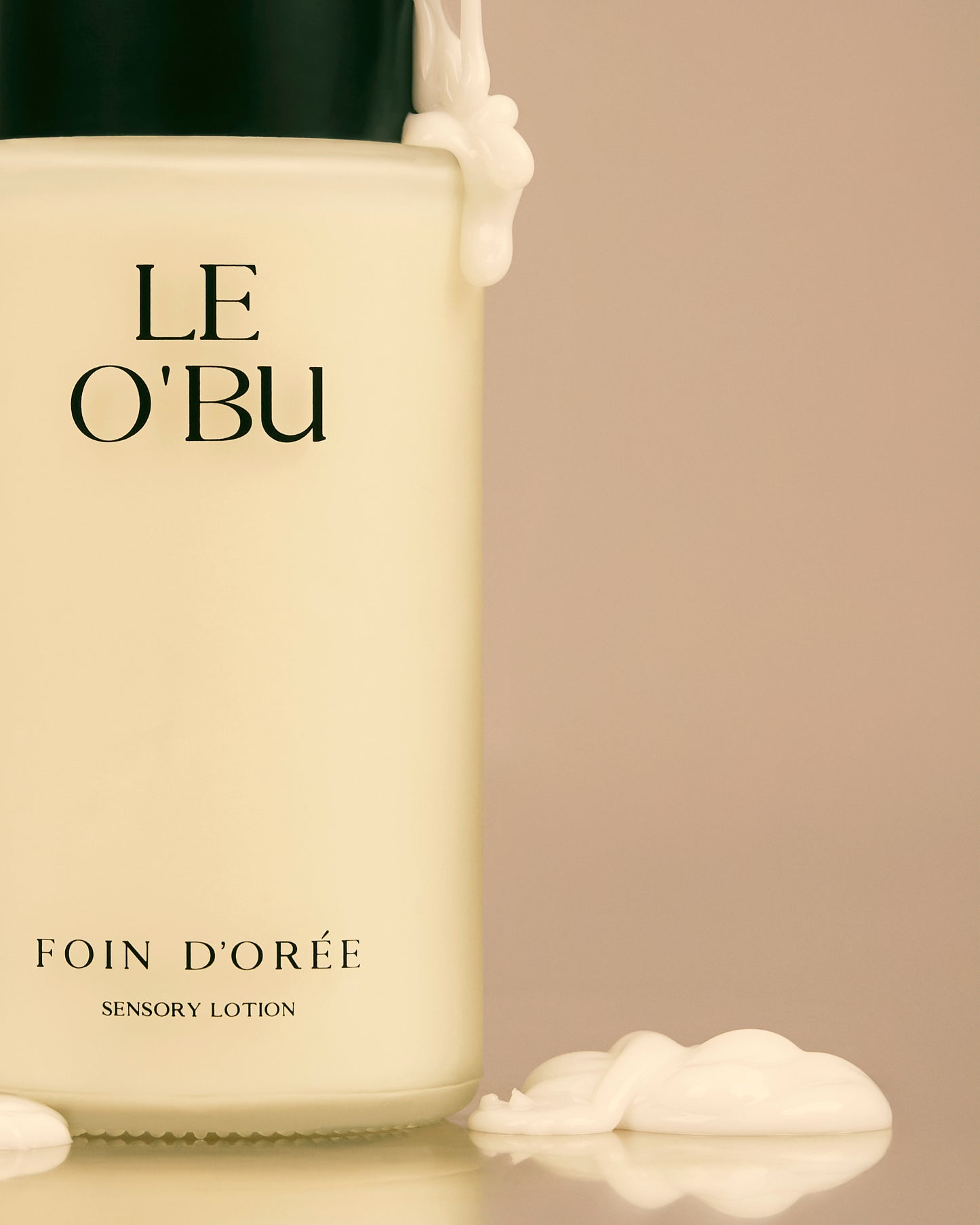 Sensory lotion bottle labeled 'LE O'BU Foin d'Oree' with cream on a beige background